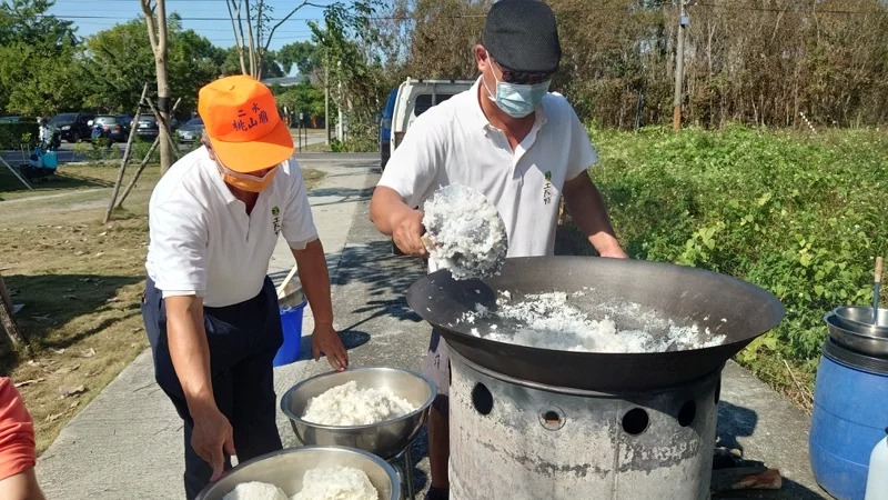 彰化縣二水鄉土瓦特數位群聚大地豐收感恩季中煮柴火飯，飄著柴火香氣。記者簡慧珍／攝影